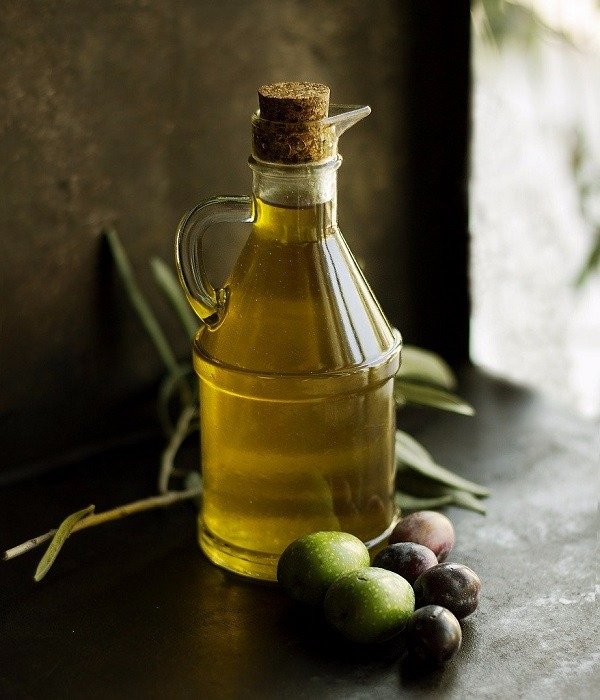 Botella de aceite de oliva virgen extra producido en Chóvar, Castellón